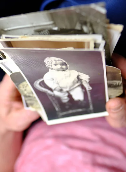 Primer Plano Las Viejas Manos Masculinas Sosteniendo Fotos Familia Retro — Foto de Stock