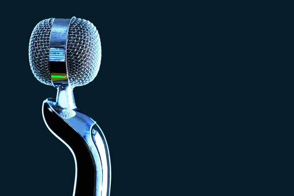 Microfone Estúdio Isolado Preto Copie Espaço Para Esquerda Conceito Gravação — Fotografia de Stock