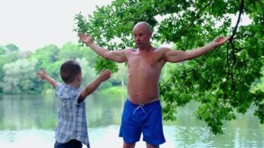 8-10 yaşlarındaki olgun bir çocuk gölün kıyısında su kenarında spor yapar. Her gün rutin bir enerji konsepti uygular. Sağlıklı yaşam gücü ve dayanıklılığa dikkat eder.