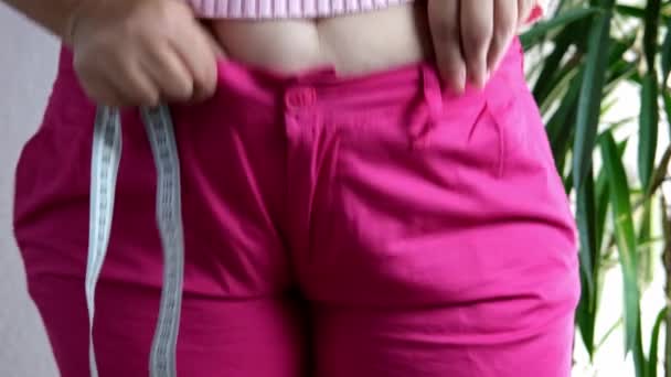 Толстая Женщина Розовом Свитере Измеряет Окружность Талии Сантиметровой Лентой Животик — стоковое видео