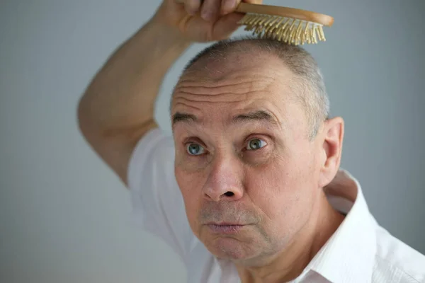 Close Charismatic Mature Man Combs His Bald Head Massage Brush — Stock Photo, Image