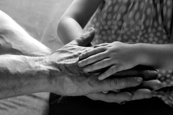 子供の手を握っている大人の男性の手 家族のヘルプケアの概念 父親の手で小さな手 感動的な瞬間 子供と老人のタッチ 親と子供 養子縁組 — ストック写真