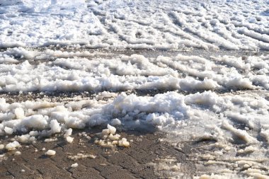 Şehrin bir kısmı, yoğun kar yağışı sonrası kaldırım, ıslak karlar eriyor, su birikintileri, çamur ve çamur yayaların ve araçların hareketini engelliyor, konsept trafik güvenliği, kamu hizmetleri
