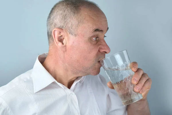 Close Homem Carismático Maduro Sênior Anos Bebe Água Limpa Vidro — Fotografia de Stock