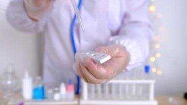 Kadın ellerine yakın çekim, antijenik test kaseti araştırma laboratuvar asistanı, reaktörlü test tüpleri, tıbbi laboratuvarda hızlı test covid-19, viral hastalık kavramı