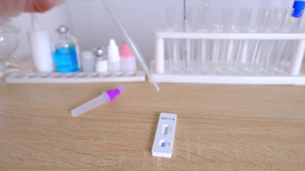 女性の手のクローズアップ 抗遺伝子検査カセット研究室助手 試薬を用いた検査管 医療研究室での迅速な検査Covid 19の実施 ウイルス病の概念 — ストック動画