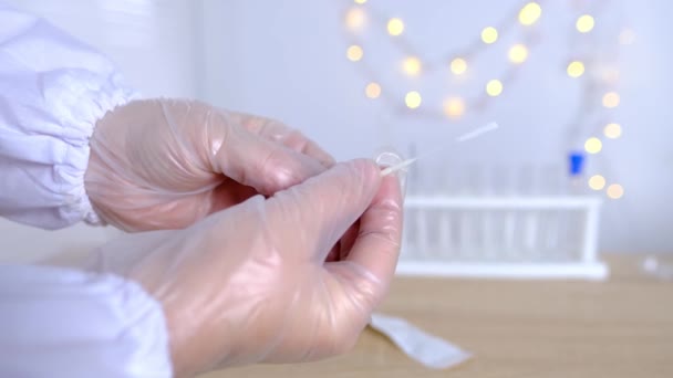 Close Mãos Femininas Assistente Laboratório Para Pesquisa Por Cassete Teste — Vídeo de Stock