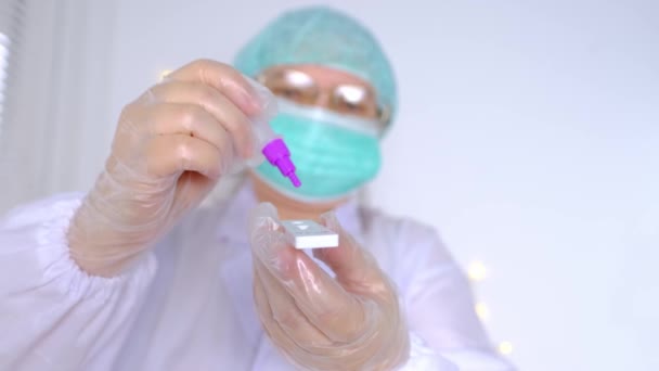 Zblízka Ženských Rukou Laboratorní Asistentka Pro Výzkum Pomocí Antigenní Kazety — Stock video