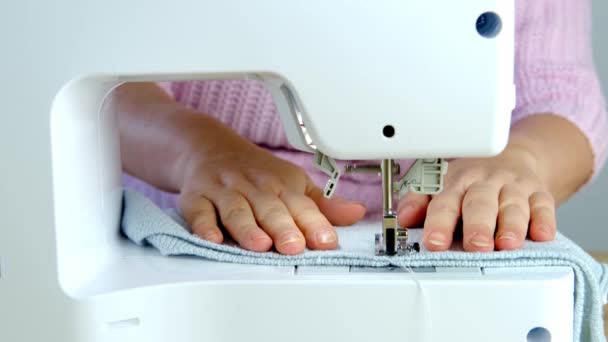 Primer Plano Las Manos Femeninas Realizan Trabajo Una Máquina Coser — Vídeo de stock