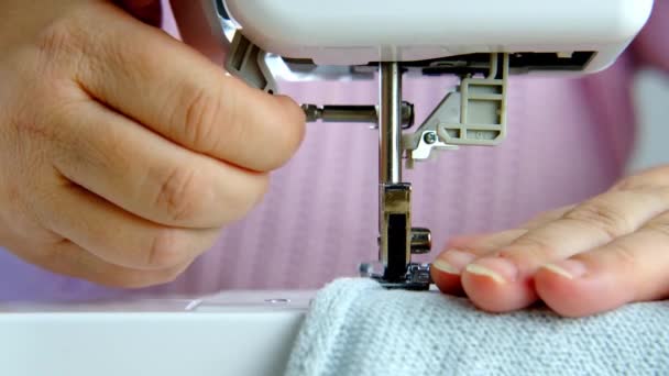 Крупным Планом Женские Руки Выполняют Работу Белой Швейной Электрокомпьютерной Машине — стоковое видео