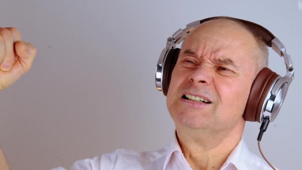 Крупным Планом Взрослого Харизматичного Человека Лет Наушниках Слушающего Музыку Эмоциями — стоковое видео