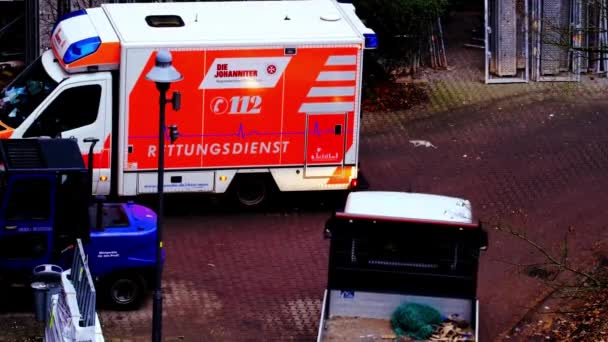 Frankfurt Deutschland Januar 2022 Moderner Roter Rettungswagen Sanitäter Helfen Auf — Stockvideo