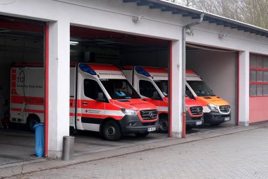 Offenbach, Almanya - Ocak 2022: hastanedeki ambulans istasyonu, modern Kızıl ambulans araçları hasta, acil tıbbi bakım konsepti, karavanda hasta taşımacılığı