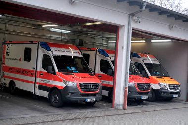 Offenbach, Almanya - Ocak 2022: hastanedeki ambulans istasyonu, modern Kızıl ambulans araçları hasta, acil tıbbi bakım konsepti, karavanda hasta taşımacılığı