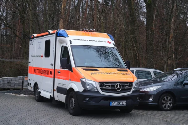 Offenbach Alemanha Janeiro 2022 Ambulância Paramédica Vermelha Moderna Veículo Serviço — Fotografia de Stock