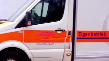 Offenbach, Almanya - Ocak 2022: modern Kırmızı sağlık ambulansı acil servis aracı, sağlık görevlileri yardım, acil tıbbi bakım konsepti, hasta taşımacılığı