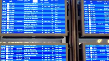 Elektronik skorbord üzerinde uçak uçuşları, covid-19 salgını sırasında seyahat, konsept gecikmesi, uçuş iptali, varış zamanı, uçuş numarası, uçuşun gelmesini beklemek.
