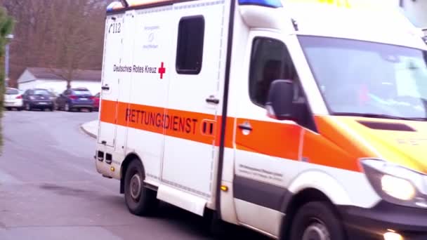 Offenbach Tyskland Januari 2022 Modern Röd Paramedisk Ambulans Utryckningsfordon Sjukvårdare — Stockvideo
