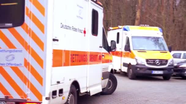 Offenbach Alemania Enero 2022 Moderno Vehículo Paramédico Emergencia Ambulancia Roja — Vídeo de stock