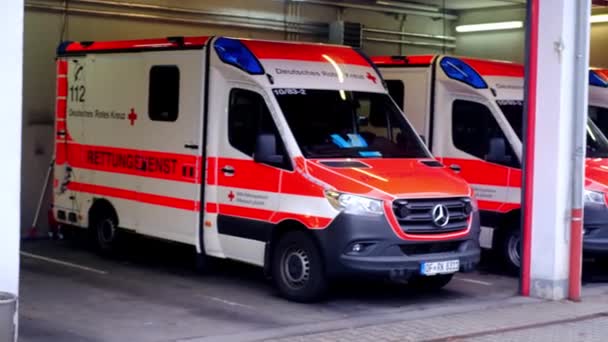 Offenbach Almanya Ocak 2022 Hastanedeki Ambulans Istasyonu Modern Kızıl Ambulans — Stok video