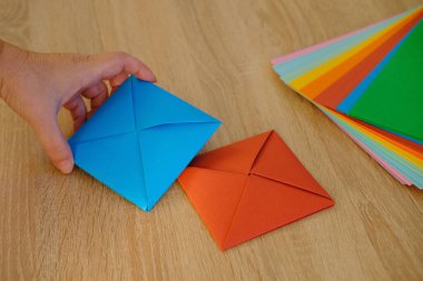 Kapalı renkli kağıt, koleksiyon defteri, origami, kağıt, Japon origami tekniğindeki zarf, çocuk oyunu için el yapımı ve yaratma kavramı.