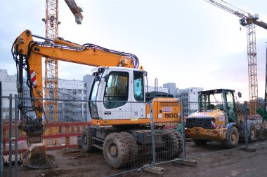 Frankfurt, Almanya - Ocak 2022: vinçler, kazıcılar, buldozerler, şehirdeki binaların inşası için inşaat alanı, iş yapmak için özel inşaat ekipmanları kavramı