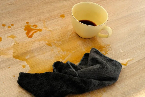 Zbliżenie Filiżanki Kawy Nagłe Rozlanie Herbaty Rozlanie Gorącej Cieczy Stół — Zdjęcie stockowe