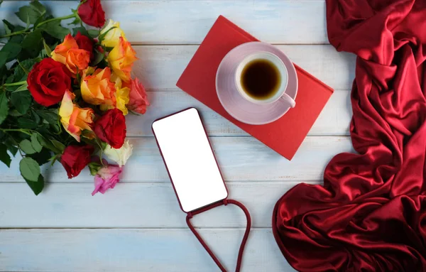 Boeket Rozen Smartphone Met Blanco Scherm Kop Thee Koffie Zijden — Stockfoto