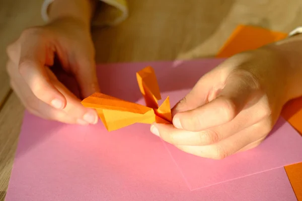 色のついた紙 用途のための材料 子供の手は折り紙技術にドラゴンフィギュアを折る色の紙から 技術の針仕事 手作りの概念と作成 — ストック写真
