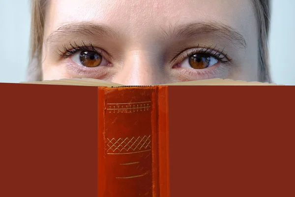 Крупный План Глаз Молодой Женщины Толстой Бумажной Книгой Темно Красной — стоковое фото