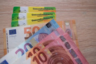 10, 50 avroluk banknotlar, Alman kamu sağlık sigortası daha ucuz, elektronik sigorta kartı, konsept sağlık desteği ve Avrupa seyahati, tedavi garantisi, tıbbi fona yapılan ödemeler