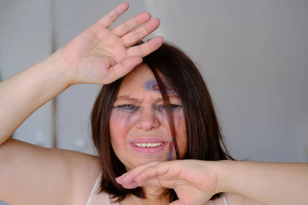 Primer Plano Mano Cara Manchada Lágrimas Mujer Golpeada Con Moretones —  Fotos de Stock