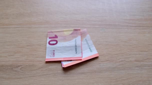 閉鎖された女性の手は 表に散在する紙幣 支払いの概念 休暇のための貯蓄 通貨を現金化することを背景に 欧州連合 のユーロ紙幣を数えます — ストック動画