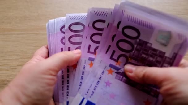 Närbild Kvinnliga Händer Räkna Eurosedlar Europeiska Unionen Mot Bakgrund Utspridda — Stockvideo