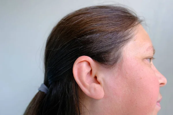 Close Face Mulher Adulta Perfil Orelha Dolorida Conceito Cuidados Saúde — Fotografia de Stock