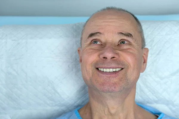 Närbild Mogen Karismatisk Man Äldre Ligger Blå Sjukhusrock Kliniken Manlig — Stockfoto