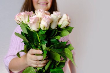 Beyaz, pembe gül buketi, yetişkin bir kadının ellerinde, sevgilisiyle randevuda çiçek getirdi, anneme verdi, anneler günü, sevgililer günü, doğum günü, noel hediyesi.