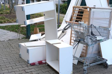 Büyük atıklar, eski mobilyalar, masalar, toplanmadan önce sokakta kullanılan şeyler, çöp öğütme sorunu, çöp öğütme sorunu, geri dönüşüm ve doğanın kirliliği için kullanılıyor.