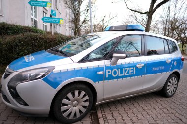 Frankfurt, Almanya - Ocak 2022: Almanya 'da polis tarafından sokak ve kamusal alanlarda devriye gezmek için kullanılan mavi fenerli tipik polis aracı