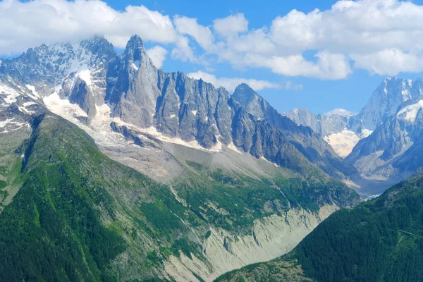 Hoge Bergen Rotsachtige Kliffen Met Bomen Achtergrond Ziet Franse Alpen — Stockfoto