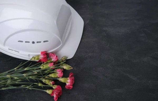 White Hardhat Red Carnations Helmet Background Buildings Protection Inspecting Construction — Stock Photo, Image