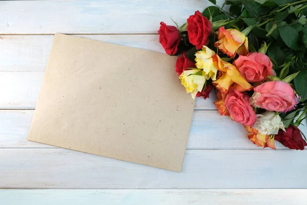 一束黄色的 红色的玫瑰 空白的表格 祝贺卡片 专业节日的花朵 母亲节的概念 情人节 有选择的焦点 — 图库照片