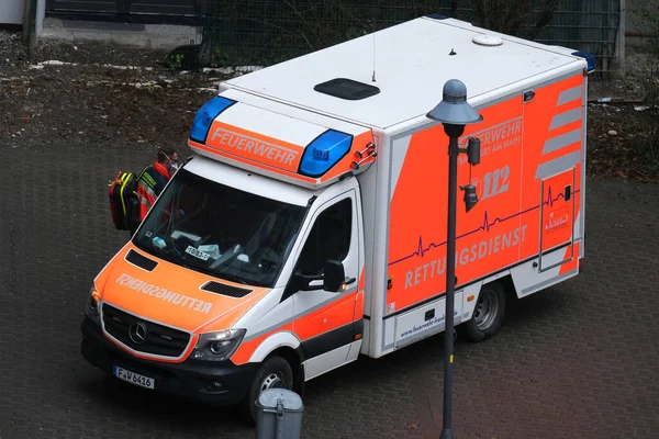 Frankfurt Alemanha Janeiro 2022 Ambulância Paramédica Vermelha Moderna Veículo Serviço — Fotografia de Stock