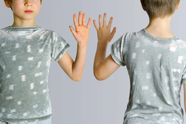 Niño Años Con Camiseta Gris Extendió Mano Doble Reflexión Concepto —  Fotos de Stock
