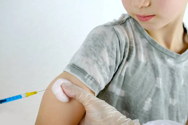 Jeringa Primer Plano Manos Del Médico Enfermera Guantes Hace Inyección —  Fotos de Stock