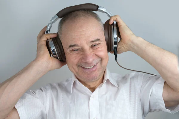 Nahaufnahme Eines Reifen Charismatischen Mannes Von Jahren Mit Kopfhörern Der — Stockfoto