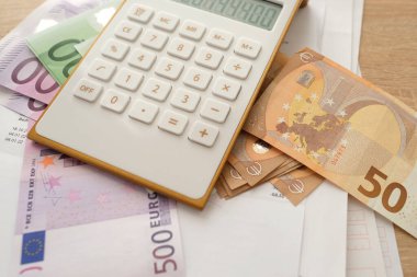 100, 50, 500 avroluk banknotlar, finansal belgeler, vergi beyannamesi, vergi ödeme konsepti, kurumsal iş geliri, harcamalar, ev giderlerinin korunması,