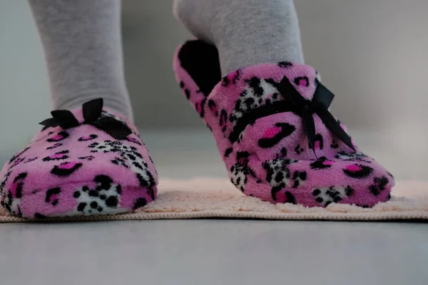 Pink Domestic Slipper Black Bow Women Legs Feet Light Plush — Stock Photo, Image