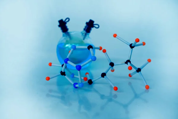 化学实验室 生物学实验 样品科学研究 有机分子化合物模型 概念化学创新的特写 瓶和试管 — 图库照片