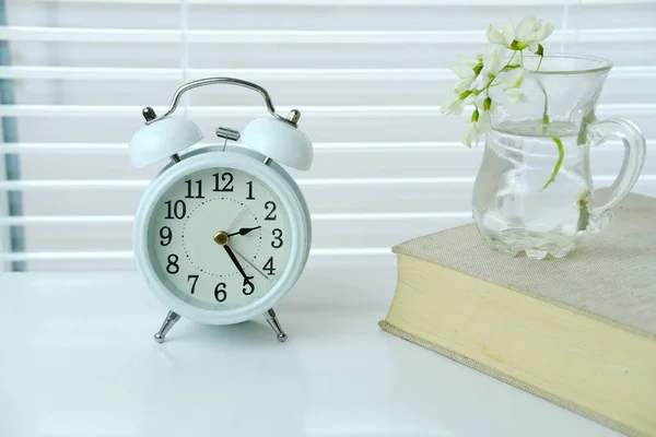 Home Office Tafel Met Witte Wekker Boek Bloem Rolluiken Achtergrond — Stockfoto